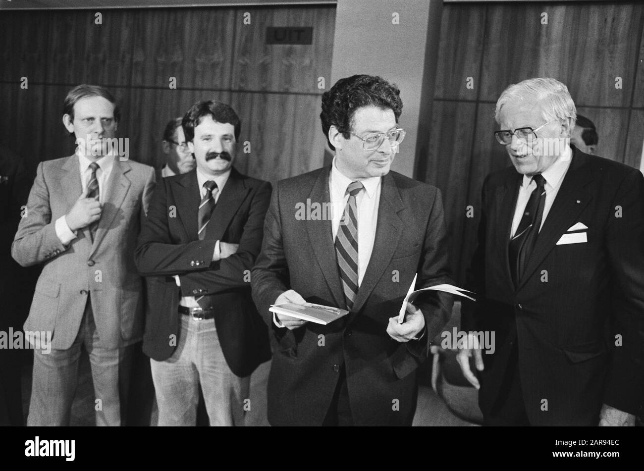 Cerimonia di premiazione Scegli e composizione Premio al team di NOS Youth journaal del Ministro Van Thijn; il Ministro Van Thijn riceve opuscolo Data: 19 maggio 1982 Parole Chiave: Awards Personalname: Youth journaal, Thijn, ed van Foto Stock