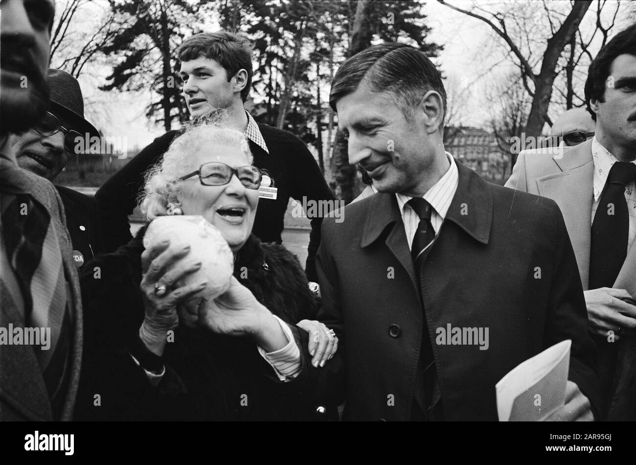 Van Agt a Maastricht; lady offre Van Agt uovo di Pasqua fino ad oggi: 27 marzo 1978 Foto Stock