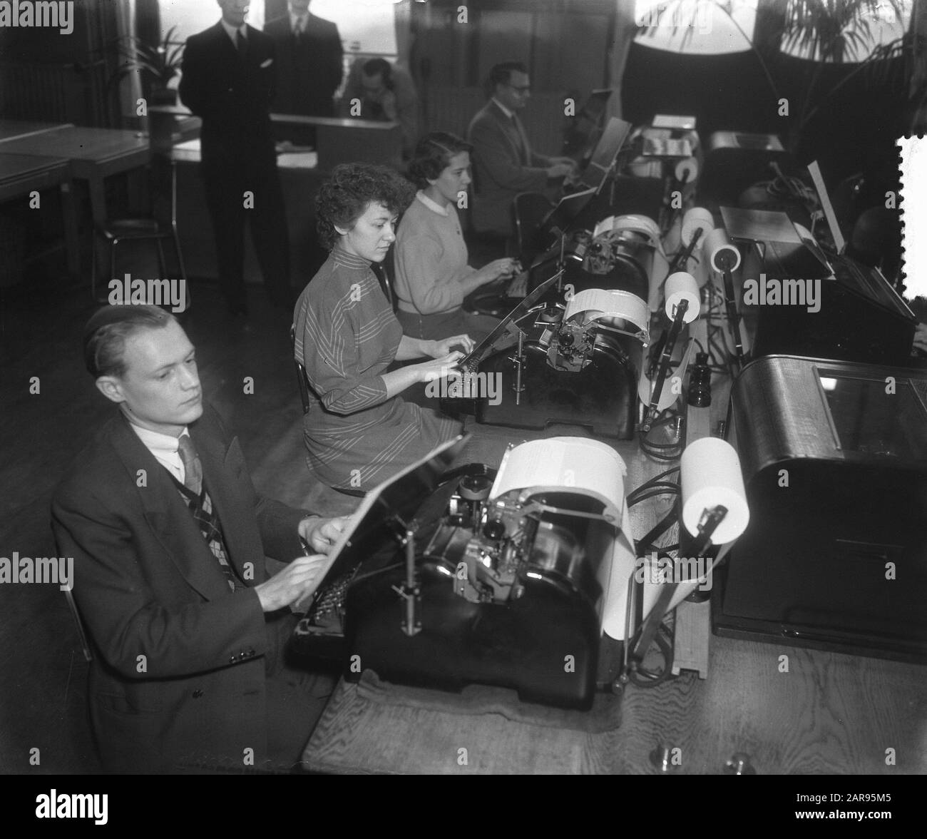 Concorsi finali telex di Amsterdam Data: 29 novembre 1952 luogo: Amsterdam, Noord-Holland Parole Chiave: Telex, CONCORSI, finali, tipi Foto Stock Concorsi finali telex di Amsterdam Data: 29 novembre 1952 luogo: Amsterdam, Noord-Holland Parole Chiave: Telex, CONCORSI, finali, tipi Foto Stock