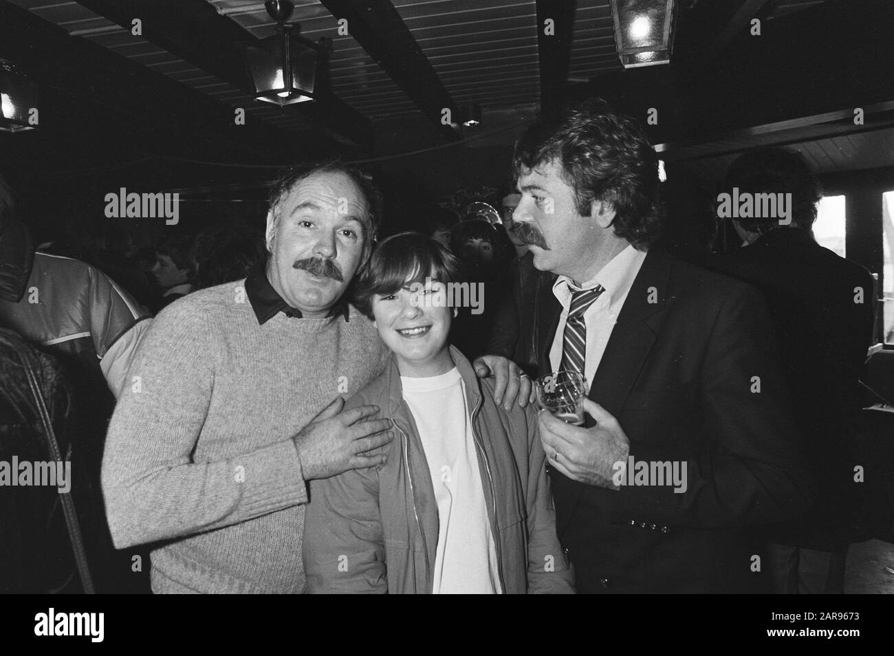 Questo pomeriggio il Premio Conamus Export 1980 è stato assegnato dal Segretario di Stato N. Smit-Kroes al gruppo pop Terra e fuoco, nella foto Nico Haak (con maglione) e Luikinga (con cravatta) Annotazione: Chi è giovane nel mezzo? Data: 1 gennaio 1981 luogo: Oud-Loosdrecht Parole Chiave: Premi musicali, premi Nome personale: Hook, Nico, Luikinga, Will Foto Stock