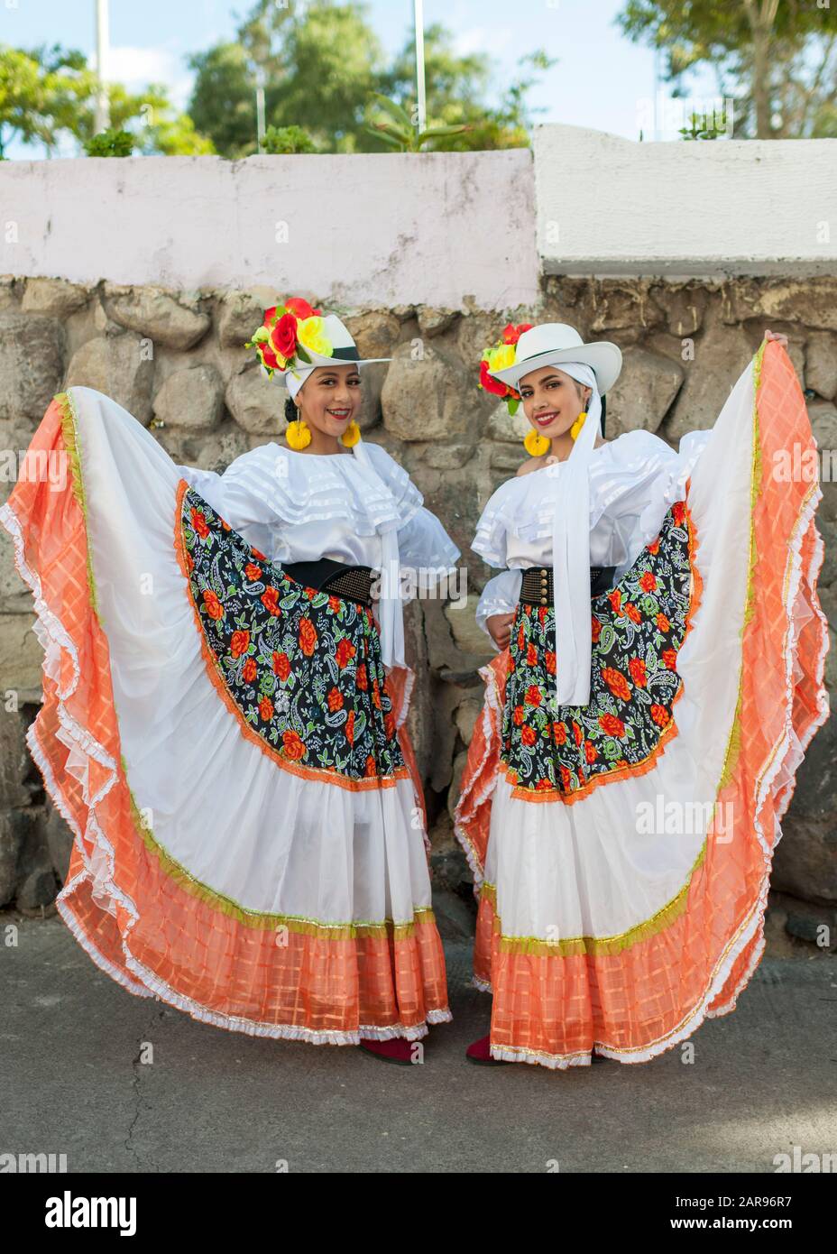 Partecipanti ad un festival di strada di nuovo anno a Riobamba, Ecuador. Foto Stock