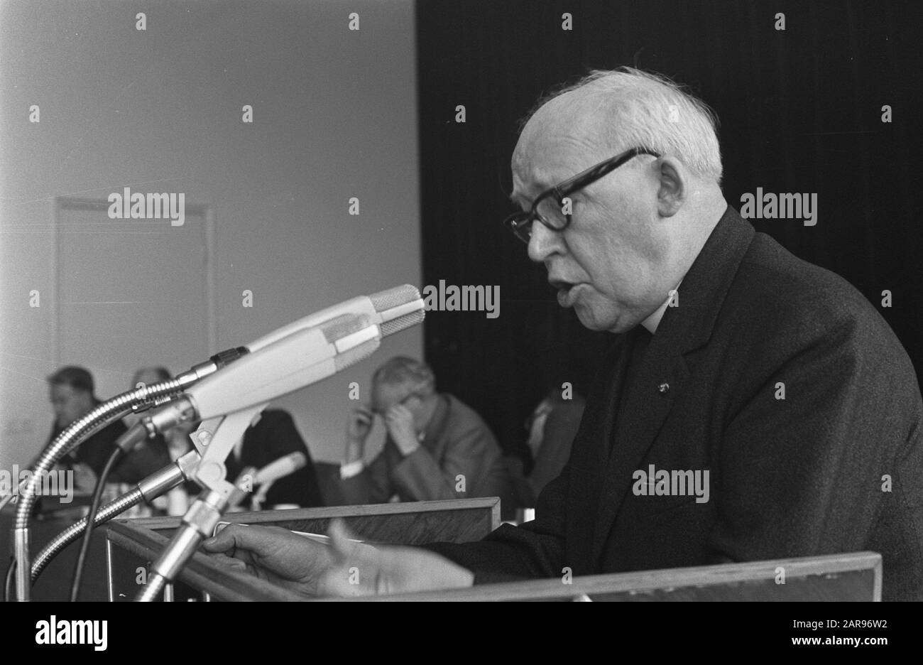Incontro di associazione di N.K.V. a Utrecht Rettore J. Doesburg, headline Data: 16 dicembre 1968 Località: Utrecht Parole Chiave: Rettori, riunioni Nome personale: Doesburg, j. Nome dell'istituzione: NKV Foto Stock