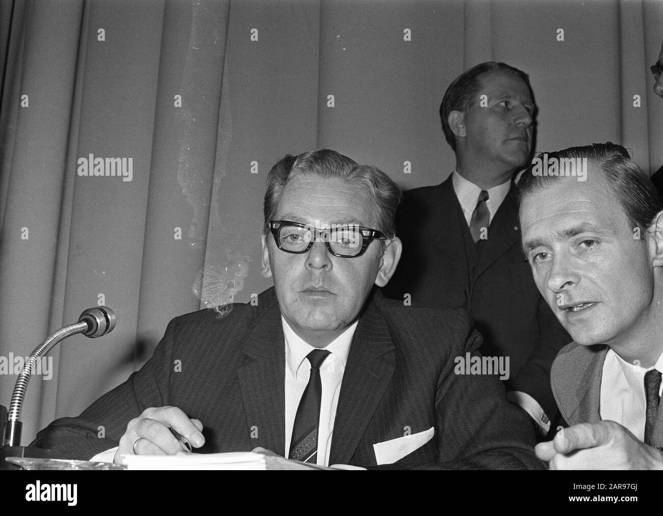 Incontro del Convento del Partito Anti-rivoluzionario di Utrecht. Numero 8a Drs. J. P. Feddema, numero 9a.10a Dr. W. la pietra del Male, secr. Central Date: 8 November 1969 Location: Utrecht Keywords: Meetings Personal Name: Drs. J. P. Feddema Nome dell'istituzione: AR Foto Stock