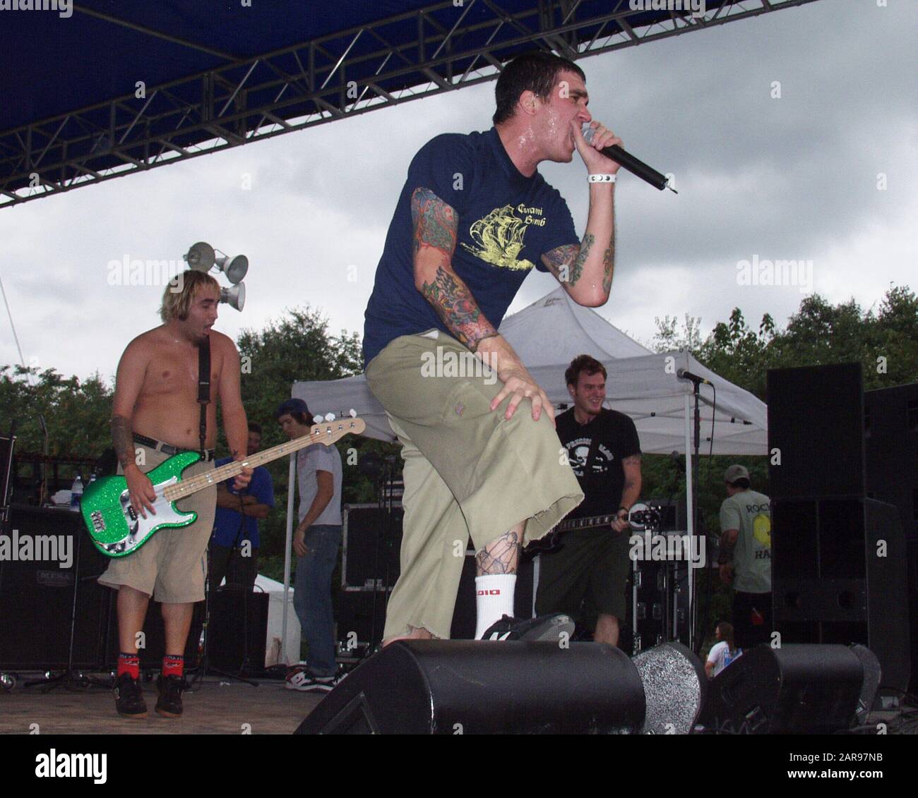 28 settembre: Ian Grushka, Jordan Pundik e Chad Gilbert of New Found Glory si esibiscono presso il Lakewood Amphitheater di Atlanta, Georgia, il 28 settembre 2002. Credito: Chris McKay / MediaPunch Foto Stock