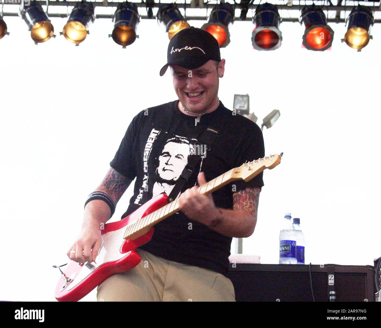 28 settembre: Chad Gilbert of New Found Glory si esibisce al Lakewood Amphitheater di Atlanta, Georgia, il 28 settembre 2002. Credito: Chris McKay / MediaPunch Foto Stock
