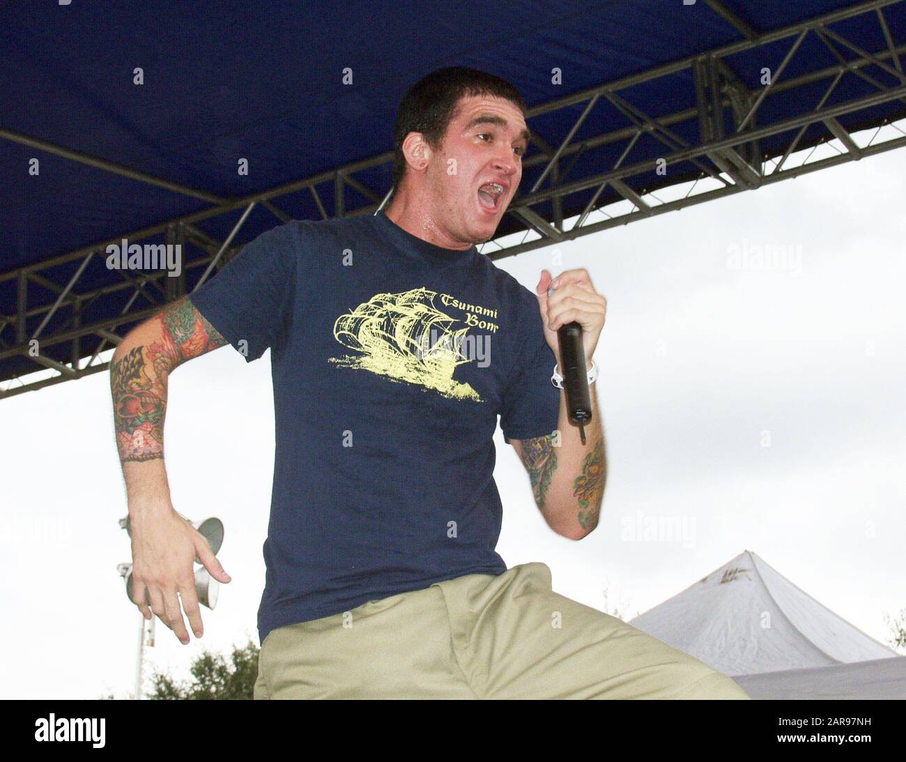 28 settembre: Jordan Pundik of New Found Glory si esibisce al Lakewood Amphitheater di Atlanta, Georgia, il 28 settembre 2002. Credito: Chris McKay / MediaPunch Foto Stock