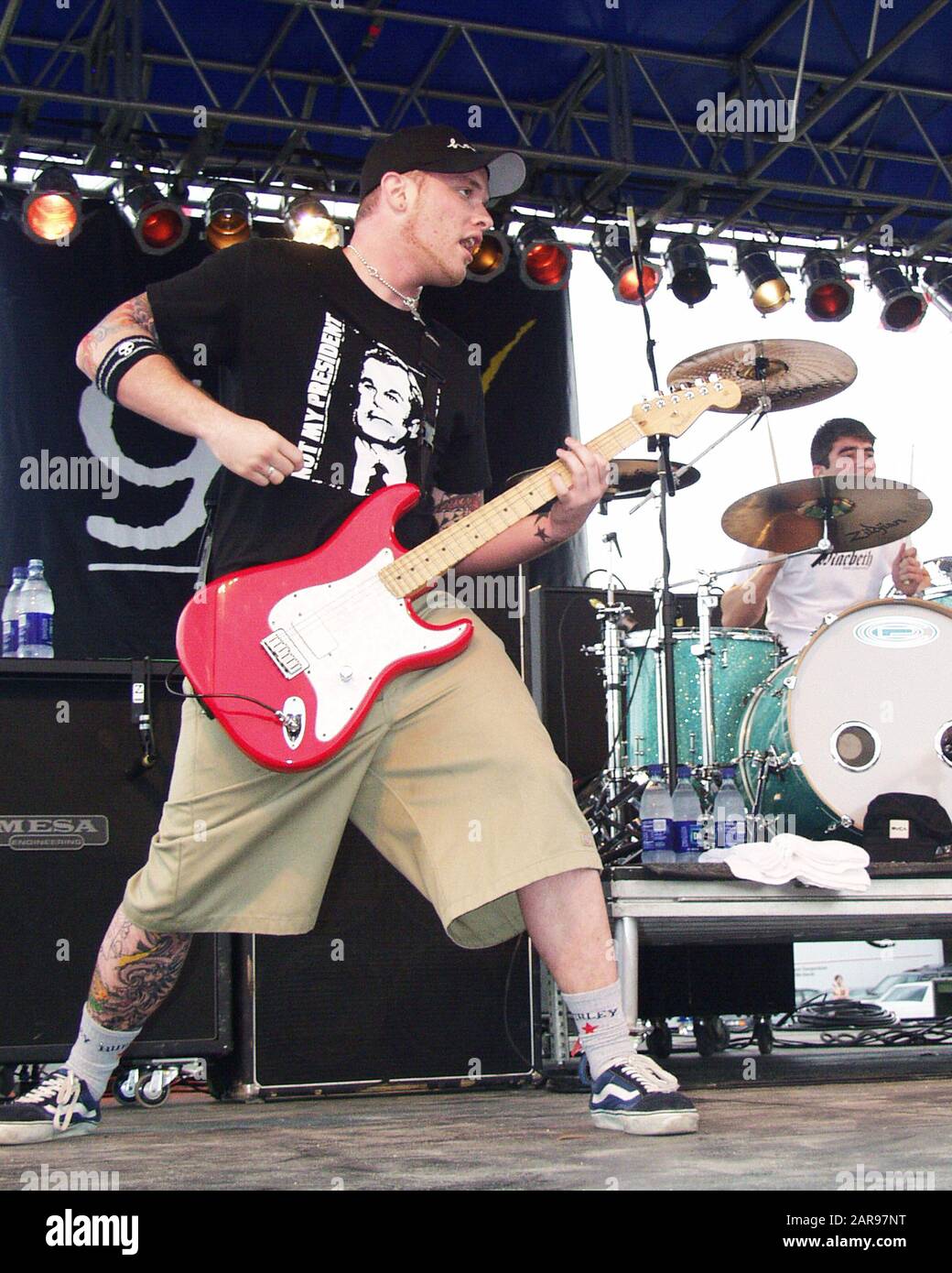 28 settembre: Chad Gilbert e Cyrus Bolooki of New Found Glory si esibisce al Lakewood Amphitheater di Atlanta, Georgia, il 28 settembre 2002. Credito: Chris McKay / MediaPunch Foto Stock