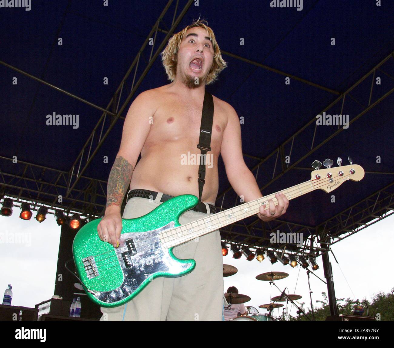 28 settembre: Ian Grushka of New Found Glory si esibisce presso il Lakewood Amphitheater di Atlanta, Georgia, il 28 settembre 2002. Credito: Chris McKay / MediaPunch Foto Stock