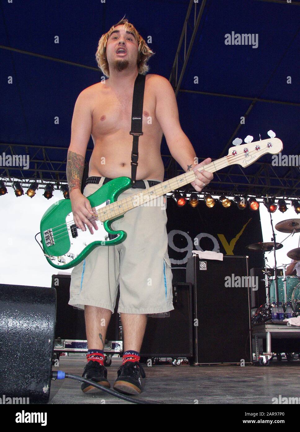 28 settembre: Ian Grushka of New Found Glory si esibisce presso il Lakewood Amphitheater di Atlanta, Georgia, il 28 settembre 2002. Credito: Chris McKay / MediaPunch Foto Stock
