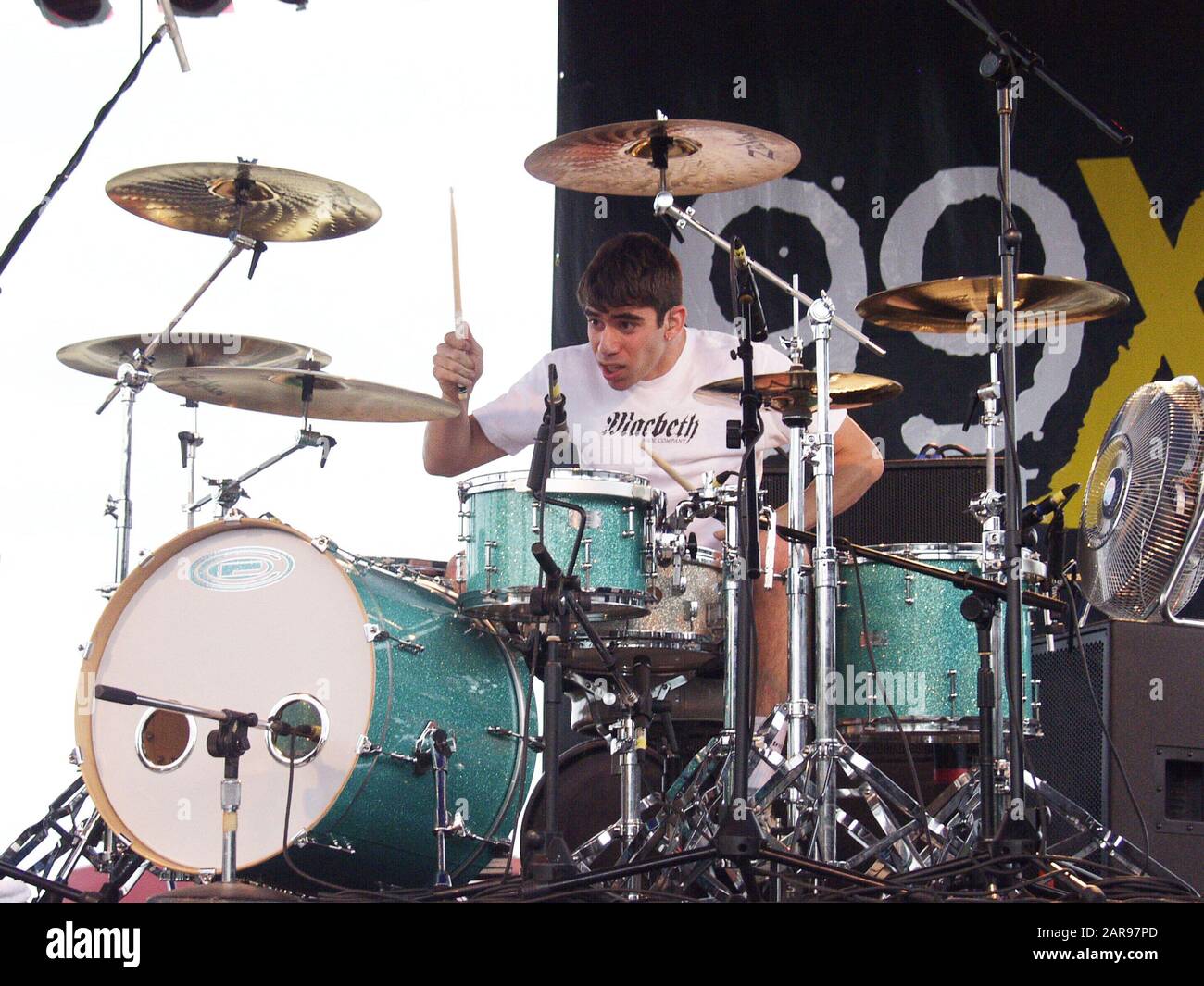 28 settembre: Cyrus Bolooki of New Found Glory si esibiscono presso il Lakewood Amphitheater di Atlanta, Georgia, il 28 settembre 2002. Credito: Chris McKay / MediaPunch Foto Stock