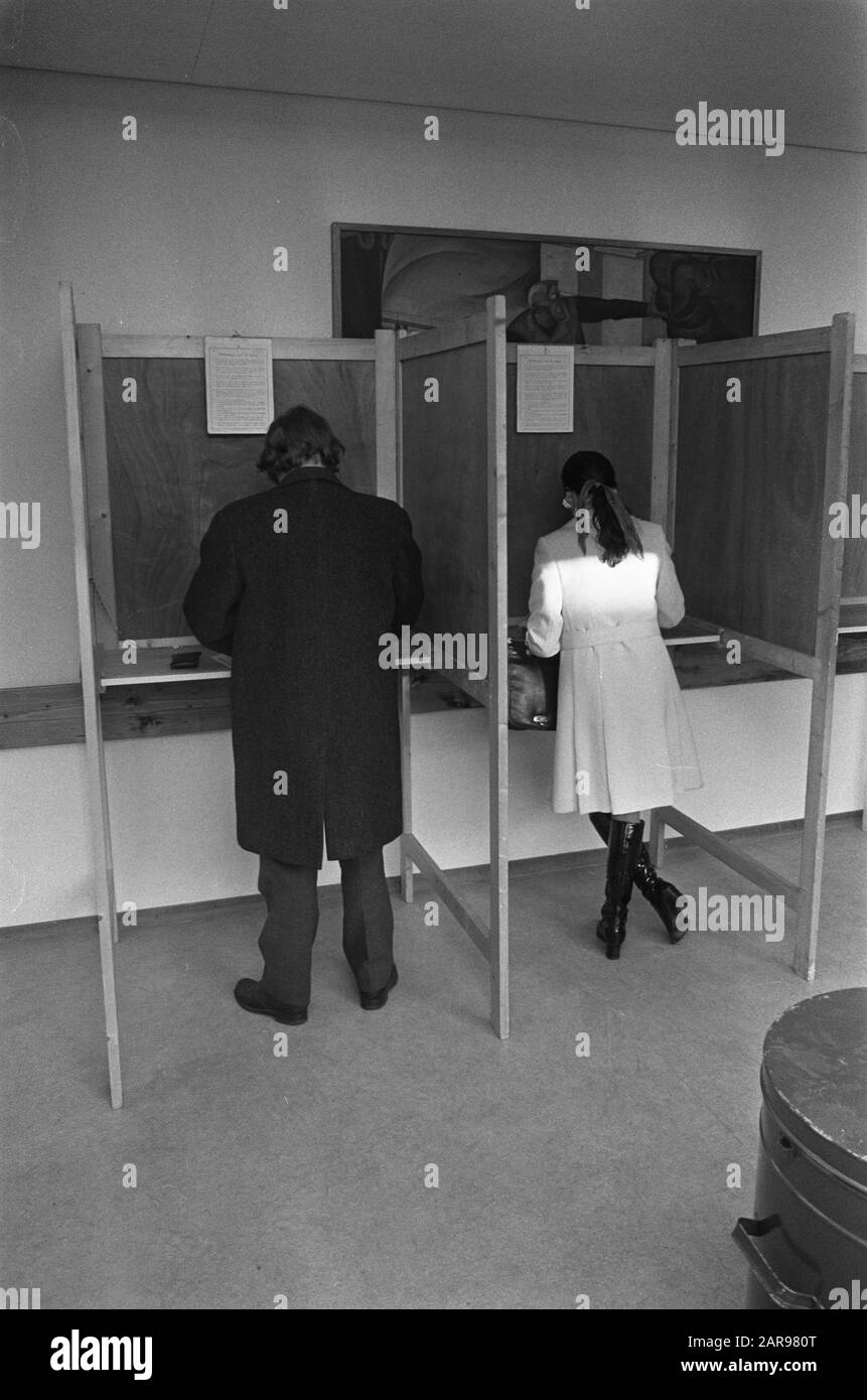 Elezioni per il consiglio comunale di nuovo comune Zaanstad elettori a Zaandams polling station Data: 17 ottobre 1973 Località: Noord-Holland, Zaanstad Parole Chiave: Elezioni, comuni, stazioni di voto Foto Stock