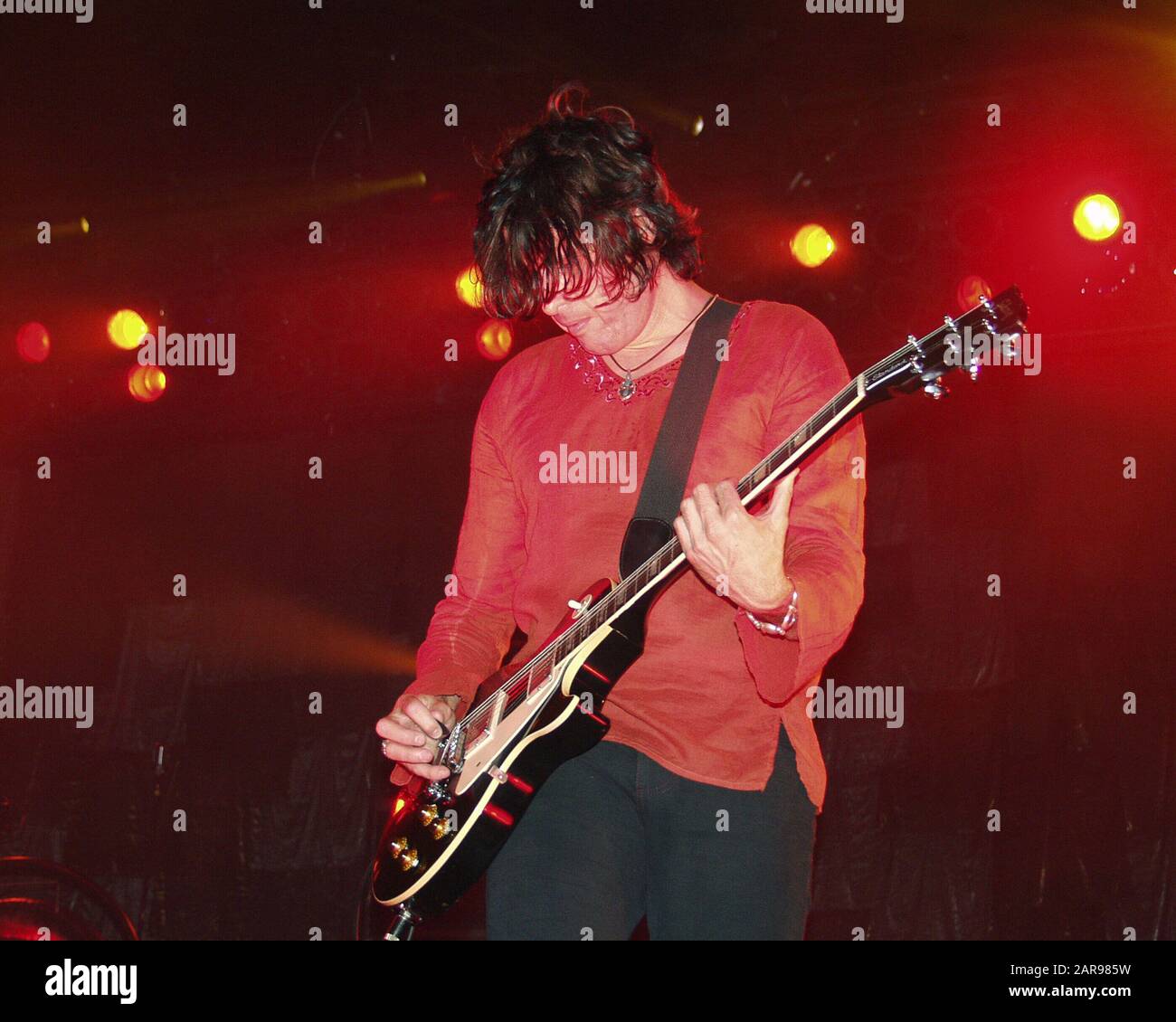 28 settembre: Dean Deleo of Stone Temple Pilots si esibisce presso il Lakewood Amphitheater di Atlanta, Georgia, il 28 settembre 2002. Credito: Chris McKay / MediaPunch Foto Stock