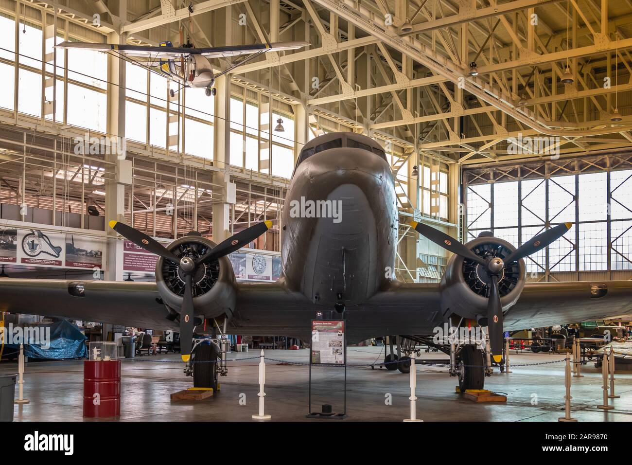 Oahu, Hawaii, Stati Uniti. - 10 Gennaio 2020: Museo Dell'Aviazione Di Pearl Harbor. Il verde immortale Gooney Bird o Douglas DC-3/C-47 aereo. Tetto beige. Natur Foto Stock