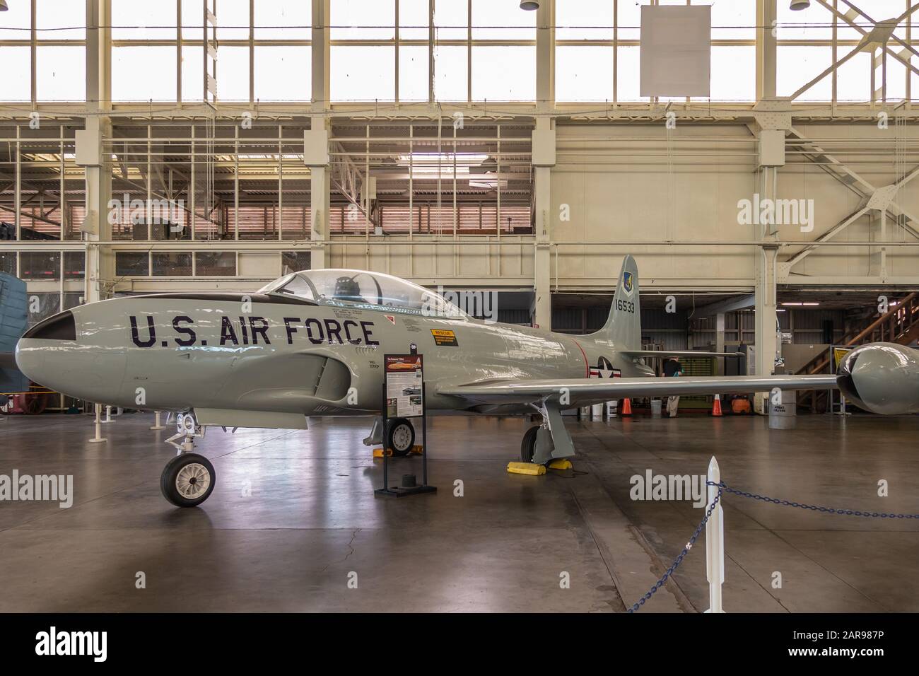 Oahu, Hawaii, Stati Uniti. - 10 Gennaio 2020: Museo Dell'Aviazione Di Pearl Harbor. Il grigio chiaro favoloso Lockheed T-Bird o T-33 in hangar. Parete beige. Naturale li Foto Stock