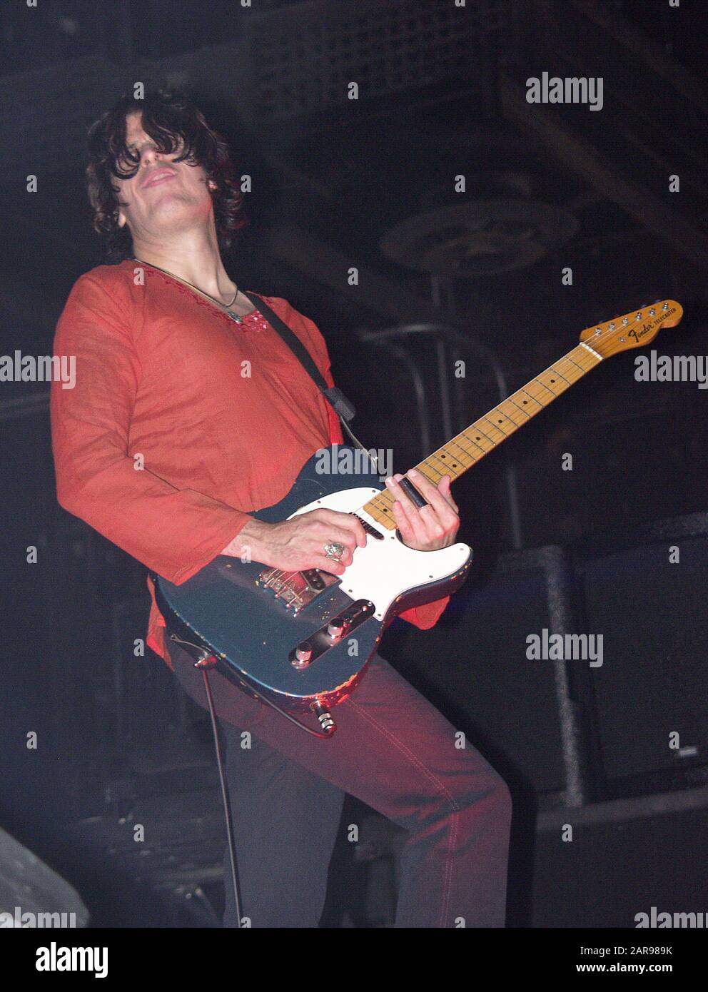 28 settembre: Dean Deleo of Stone Temple Pilots si esibisce presso il Lakewood Amphitheater di Atlanta, Georgia, il 28 settembre 2002. Credito: Chris McKay / MediaPunch Foto Stock
