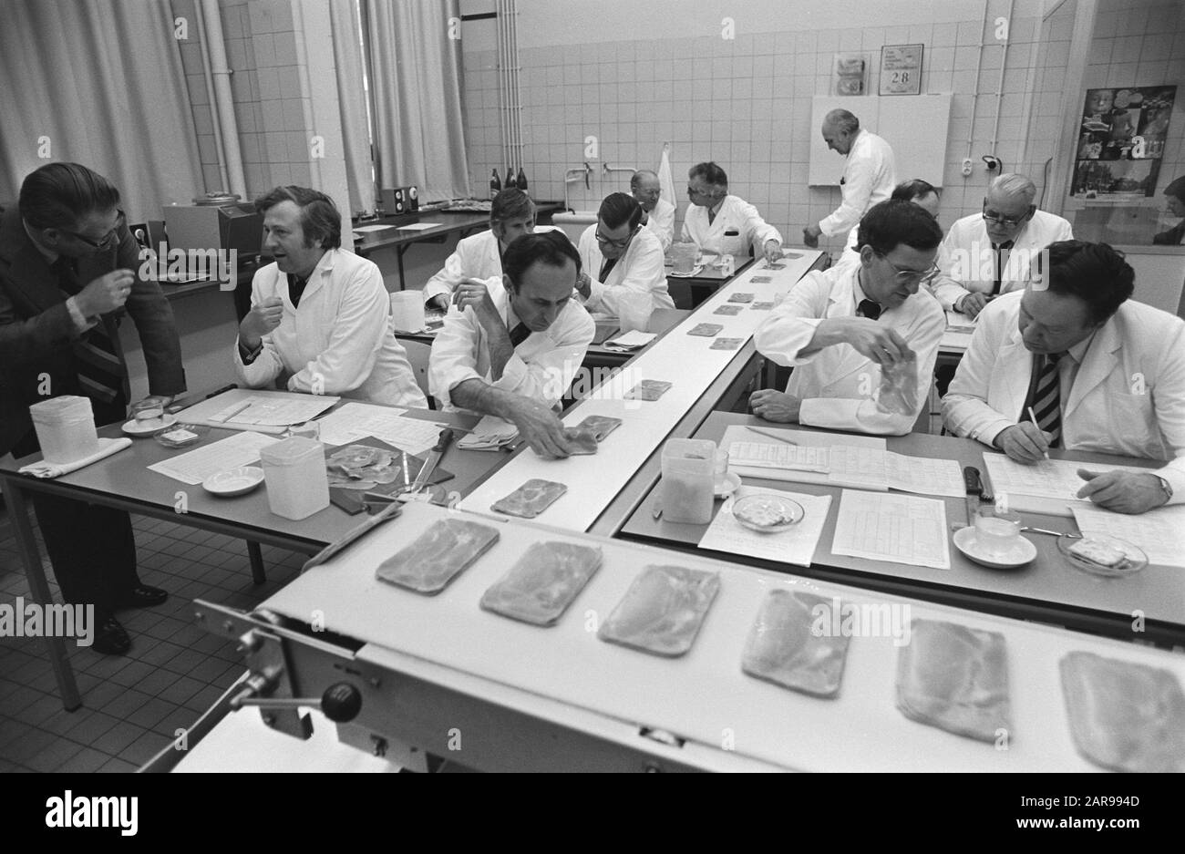 Rappresentanti dell'industria della carne, dei prodotti a base di carne e dell'industria conserviera della carne al CIVO-TNO in Zeist Data: 26 marzo 1981 luogo: Utrecht, Zeist Parole Chiave: Esportazione, CARNE, ispezioni Nome personale: Civo-TNO Foto Stock