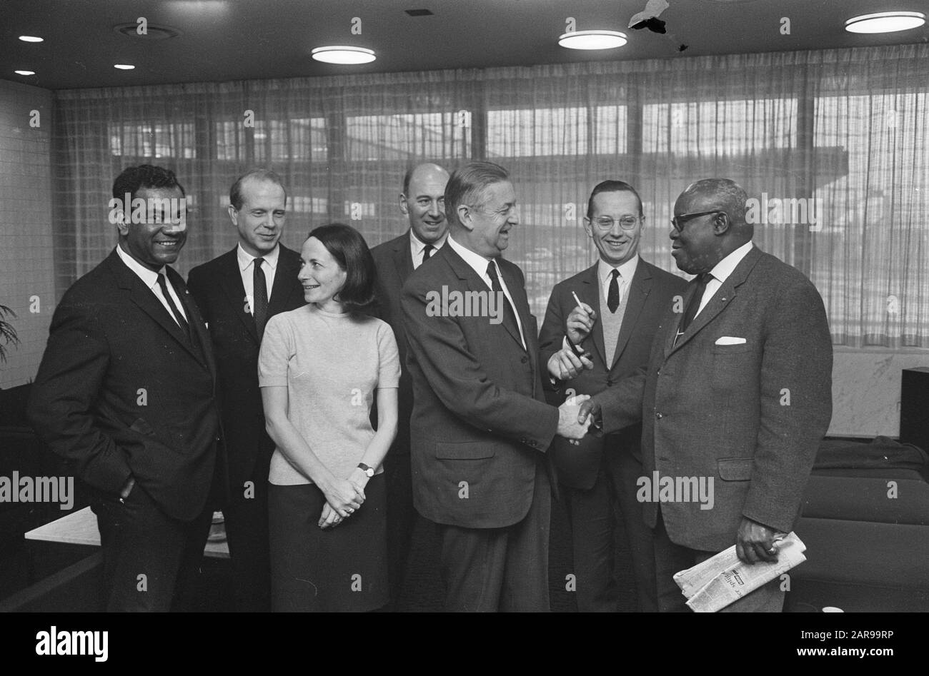 Partenza a Schiphol di Henri Rochereau, membro della Commissione europea, per una visita di lavoro nel Suriname e nelle Antille olandesi. Il sig. Rochereau (Central), che gestisce il portafoglio di aiuti allo sviluppo in seno alla Commissione, analizzerà i progressi compiuti nell'attuazione dei progetti del Fondo europeo di sviluppo in Occidente. Il Vice Ministro plenipotenziario delle Antille olandesi nei Paesi Bassi, il Sig. Hasseth (secondo da sinistra) e il Ministro plenipotenziario del Suriname, il Sig. Einaar (destra) lo hanno diretto Data: 16 gennaio 1968 luogo: Noord-Holland, Schiphol Parole Chiave: Internat Foto Stock