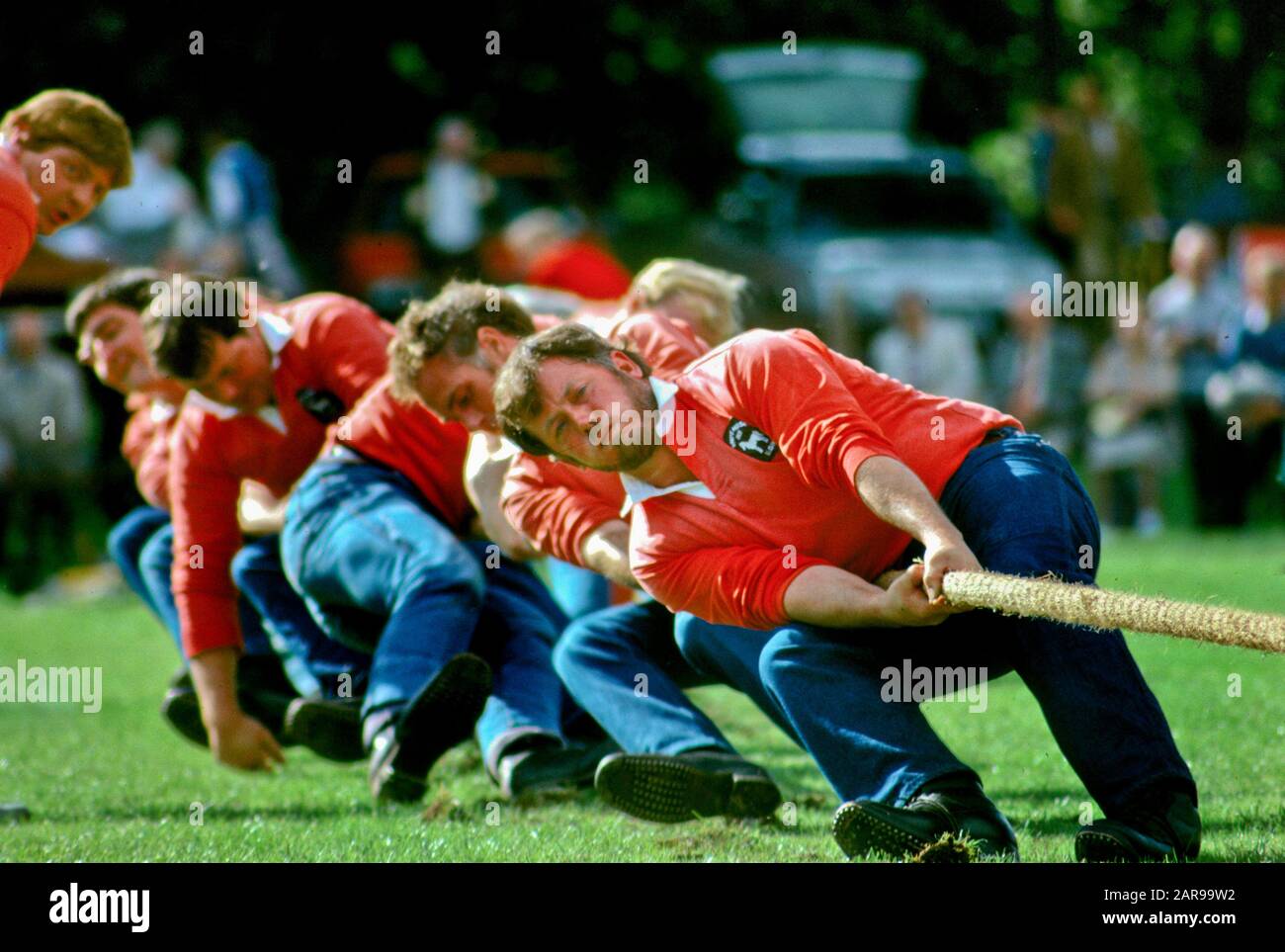 Gli atleti su un Tug-of-War team ceppo in corrispondenza della loro estremità della fune in corrispondenza della Birnam, Scozia, Giochi delle Highland. Foto Stock