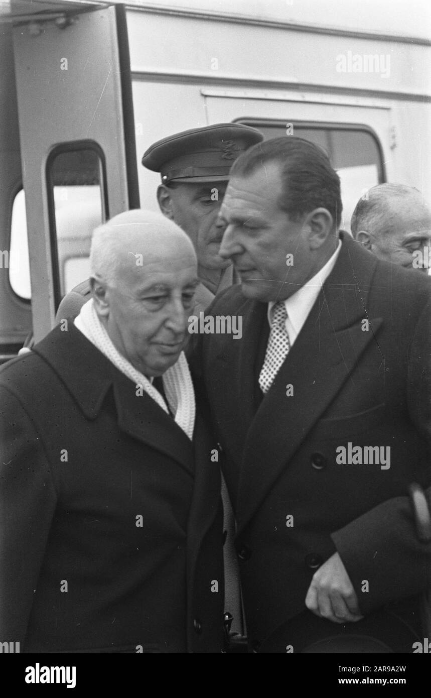 Partenza del pretendente spagnolo Don Juan de Bourbon. Sinistra il duca di Baena (José María Ruiz de Arana y Bauer), ambasciatore spagnolo nei Paesi Bassi, destra Don Juan de Bourbon, conte di Barcellona. Data: 12 novembre 1959 luogo: Olanda, Spagna Parole Chiave: Diplomatici, case reali Nome personale: Baena de, Bourbon Juan de Foto Stock