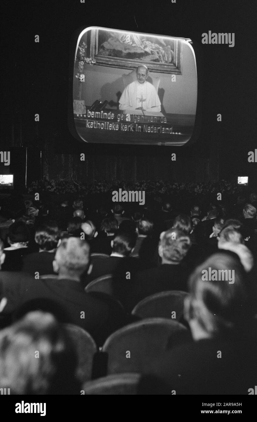 Celebrazione del quarantesimo anniversario della radio cattolica (K.R.O.) nel teatro Gooiland in Hilversum Via televisione a grande schermo l'incontro è affrontato da Papa Paolo VI Data: 15 novembre 1965 luogo: Hilversum, Utrecht Parole Chiave: Jubilees, media, radio, televisione, discorsi, incontri Nome personale: Paulus VI Nome istituzionale: Kro Foto Stock