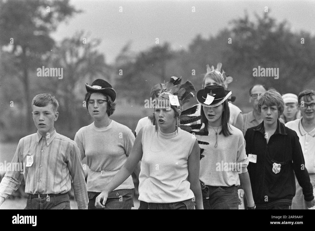 Quattro Giorni Apeldoorn. Canto quattro giorni a piedi Data: 9 luglio 1968 Località: Apeldoorn, Gelderland Parole Chiave: FOURDAYS, escursionisti Foto Stock