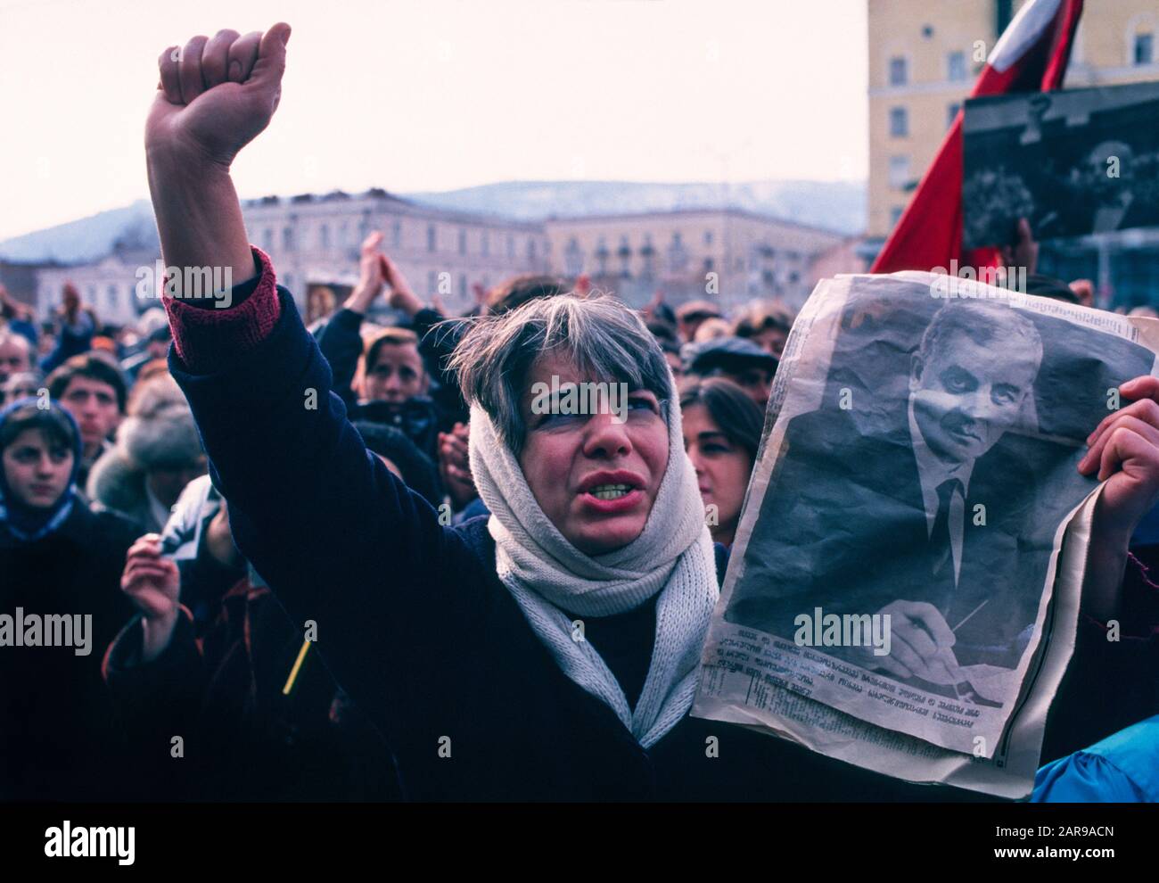 Tbilisi, Georgia, donna che ha tenuto un ritratto di giornale del presidente Zviad Gamsakhurdia durante un rally a sostegno di Gamsakhurdia, primo presidente democraticamente eletto della ex Repubblica sovietica appena indipendente, durante il colpo di stato 1991-92 che ha costretto Gamsakhurdia a lasciare il paese. Foto Stock