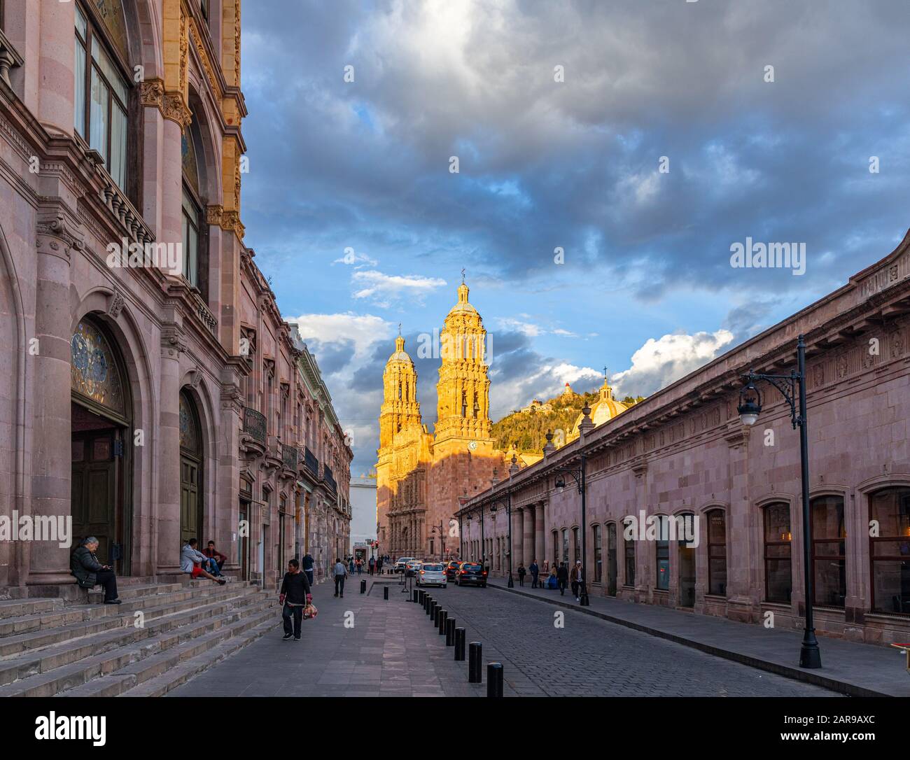 Zacatecas, Zacatecas, Messico - 22 novembre 2019: The View Down Hidalgo Avenue of tourists and locals godendo la giornata al Teatro Fernando Caldero Foto Stock