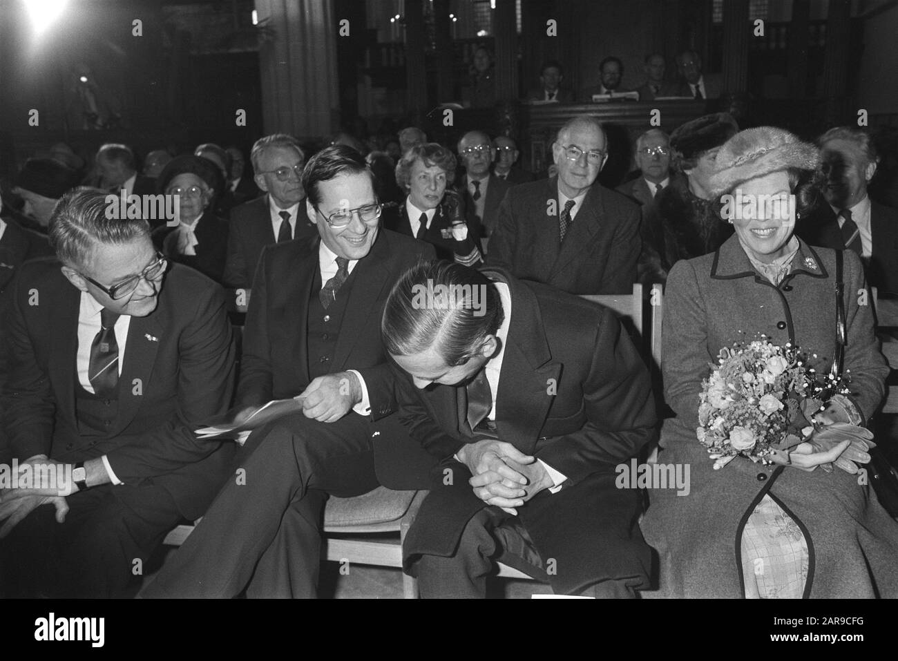 HM e Prins Claus al giubileo Royal Ned. Accademia Delle Scienze Di Nieuwe Kerk Amsterdam V.l.n.r. Commissario della Regina De Wit, Ministro Deetman (Istruzione), Principe Claus e Regina Beatrix Data: 12 dicembre 1983 luogo: Amsterdam, Noord-Holland Parole Chiave: Commissari della Regina, anniversari, regine, ministri, principi Nome personale: Beatrix (Regina Olanda), Claus (principe Olanda), Deetman, Wim, Wit, Roel de Foto Stock