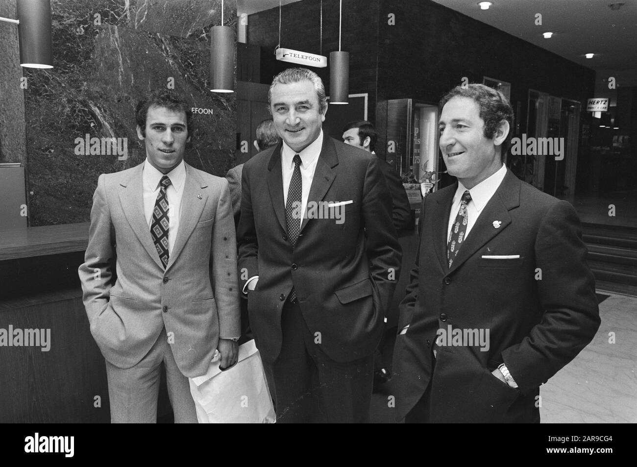 Visita del team del Real Madrid all'Evoluon di Eindhoven V.L.n.r. Amancio, Miguel Muñoz (formatore), Geno Annotation: The Evoluon è stato un museo di tecnologia educativa dal 1966 al 1989; dal 1996 il centro convegni a Data: 13 aprile 1971 Ubicazione: Eindhoven, Noord-Brabant Parole Chiave: Musei, giocatori, sport, allenatori, calcio Nome personale: Amaro, Amancio, Geno, Francisco, Muñoz, Miguel Nome istituto: Real Madrid Foto Stock