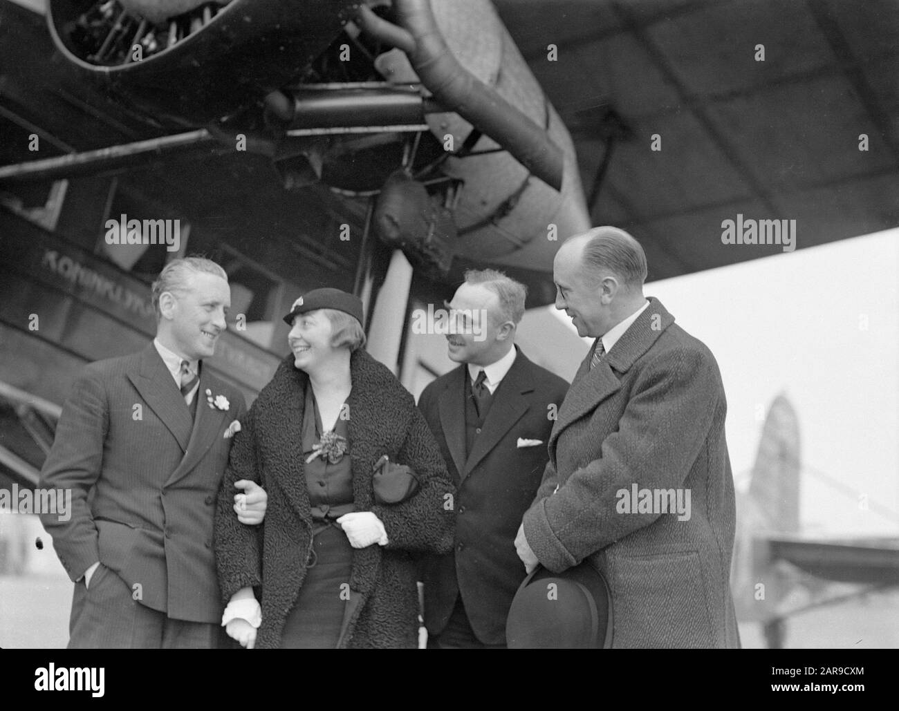 Aeroporto Di Berlino - Tempelhof V.l.n.r. Harry Laponder, Thea Rasche e due sconosciuti al Fokker F.IX PH-AGA Eagle Data: Ottobre 1934 posizione: Berlino, Germania Parole Chiave: Aeronau, compagnie aeree, aerei, personale aeronautico, campi aerei Nome personale: Laponder, Harry, Rasche, Thea Foto Stock