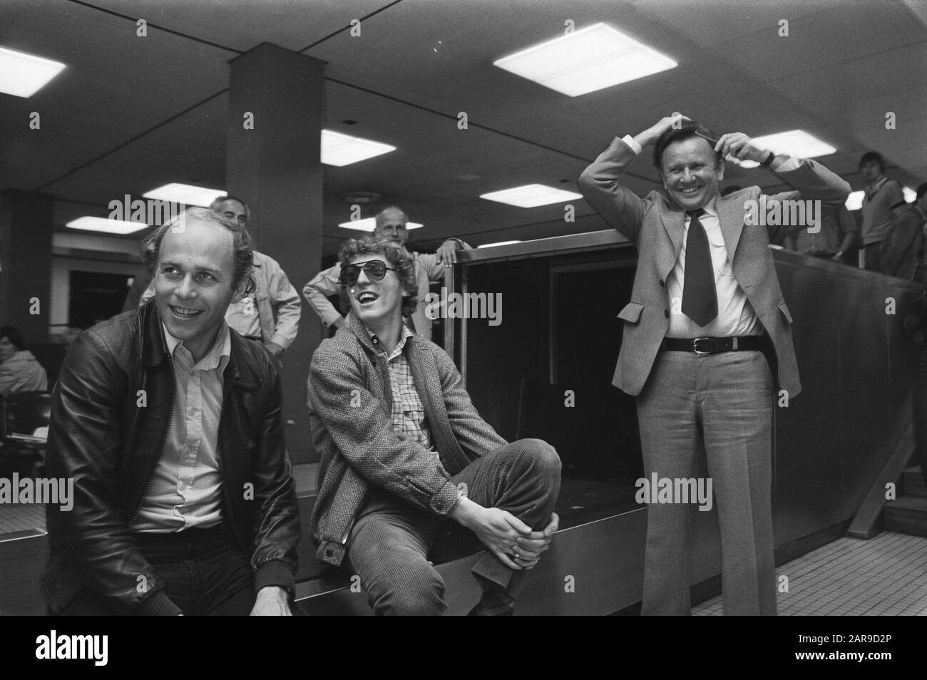 Arrivo della squadra di calcio polacca a Schiphol per la partita internazionale contro i Paesi Bassi V.l.n.r. Lato, Boniek e formatore Kulesza Data: 16 ottobre 1979 luogo: Noord-Holland, Schiphol Parole Chiave: Arrivo e partenza, sport, allenatori, calcio Nome personale: Boniek, Zbigniew, Kulesza, Ryszard, lato, Grzegorz Nome istituto: Schiphol Foto Stock