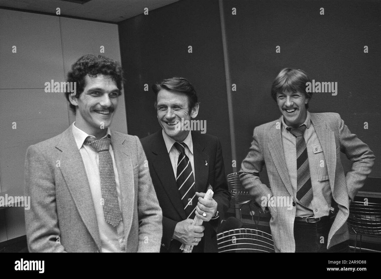 Partenza del team olandese da Schiphol all'Islanda V.l.n.r. Michel van de Korput, allenatore Zwartkruis e ben Wijnstekers (entrambi i debuttanti) Data: 3 settembre 1979 posizione: Noord-Holland, Schiphol Parole Chiave: Arrivo e partenza, ritratti di gruppo, sport, allenatori, calcio Nome personale: Corput, Michel van de, Viticoltori, ben, Black Cross, Jan Foto Stock