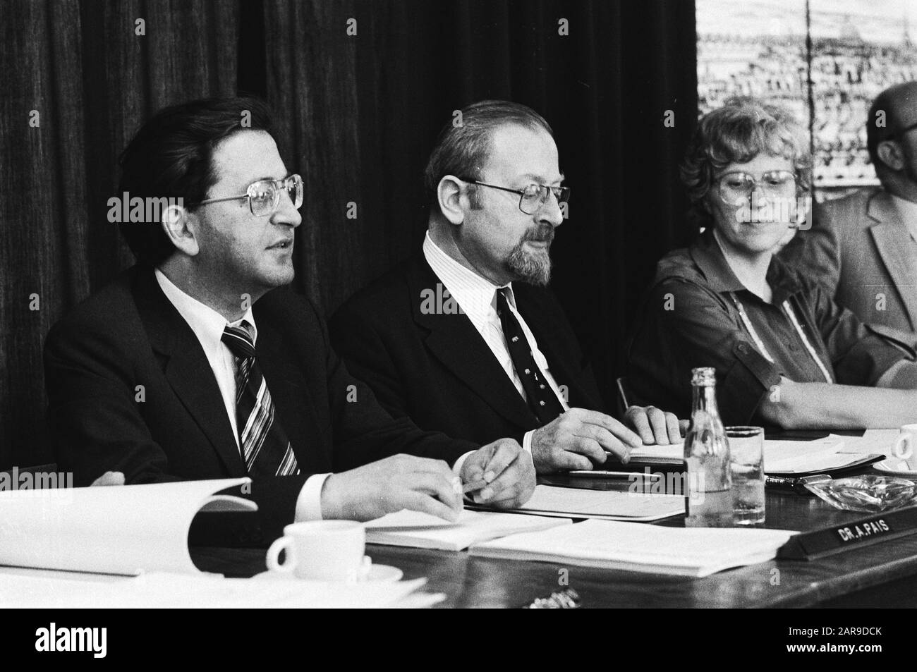 Conferenza stampa emancipazione nell'istruzione V.L.N.R. Ministro Pais, responsabile dell'informazione Nordlohne e Segretario di Stato Kraaijeveld-Wouters Data: 31 maggio 1979 luogo: L'Aia, Zuid-Holland Parole Chiave: Emancipazione, ministri, conferenze stampa, segretari di Stato Nome personale: Kraaijeveld-Wouter, Jeltien, Pais, Arie Foto Stock