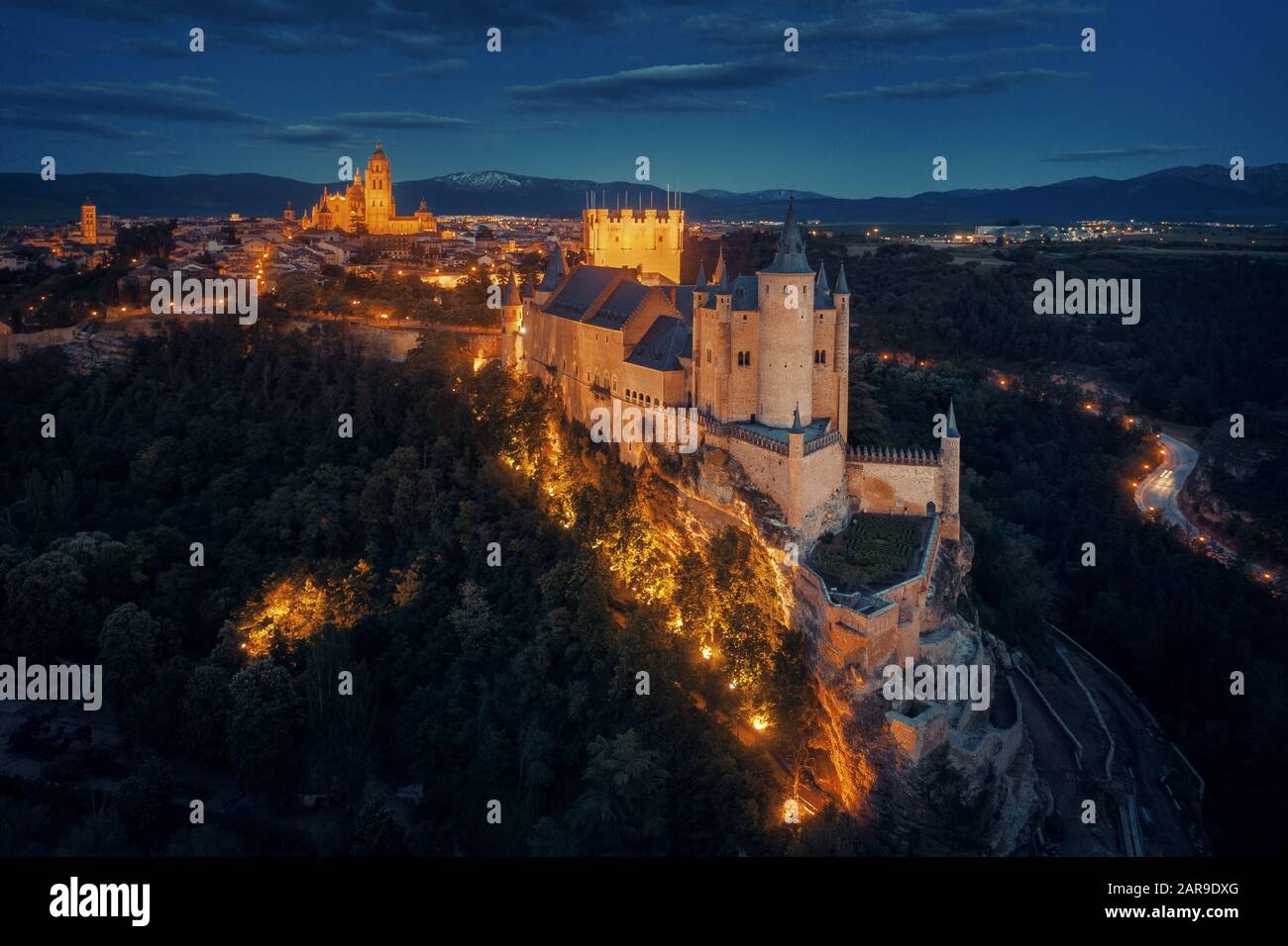 Alcazar of Segovia come il famoso punto di riferimento vista aerea di notte in Spagna. Foto Stock