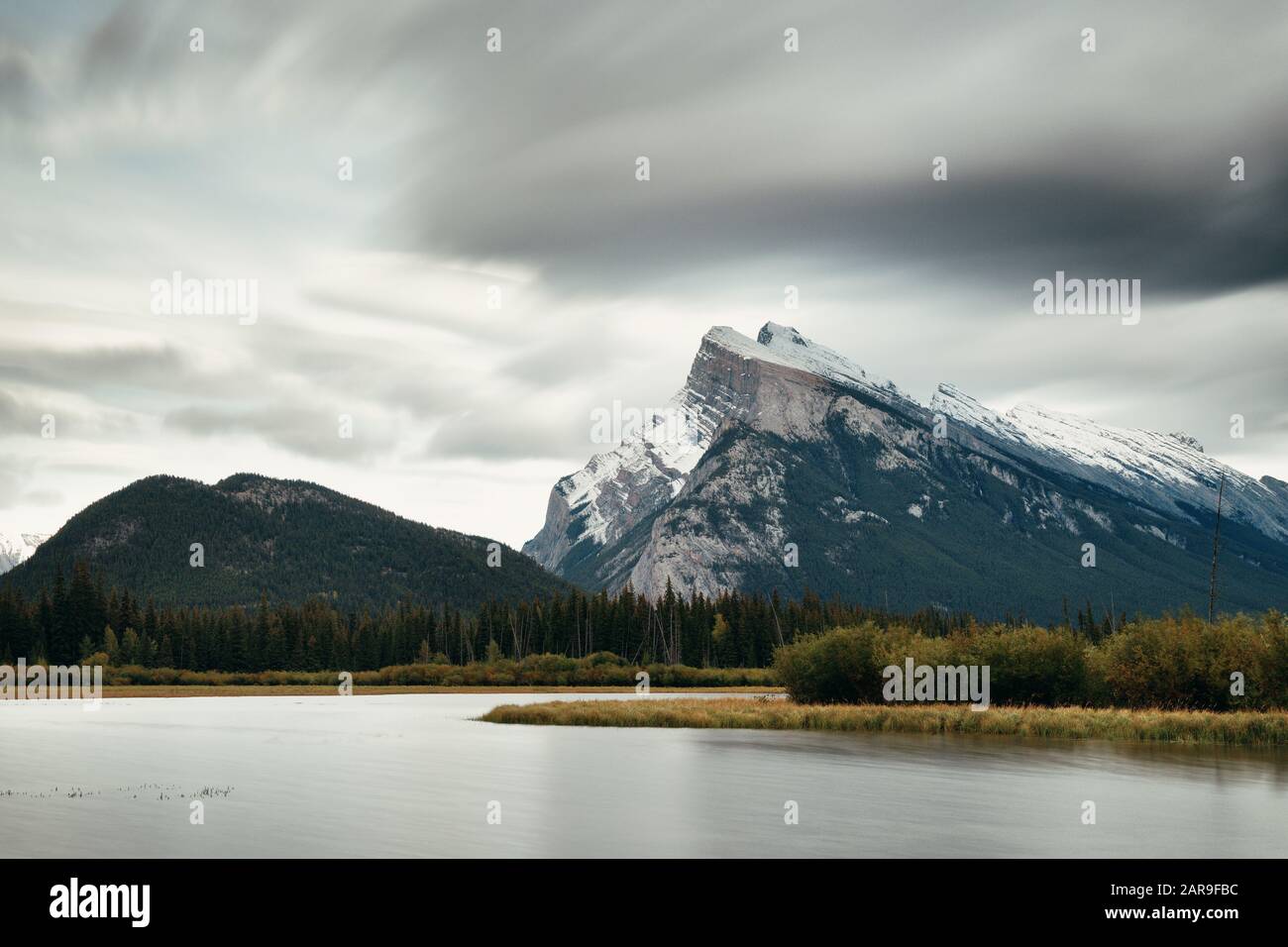Il lago di Vermiglio in una giornata di sole nel Parco Nazionale di Banff in Canada Foto Stock