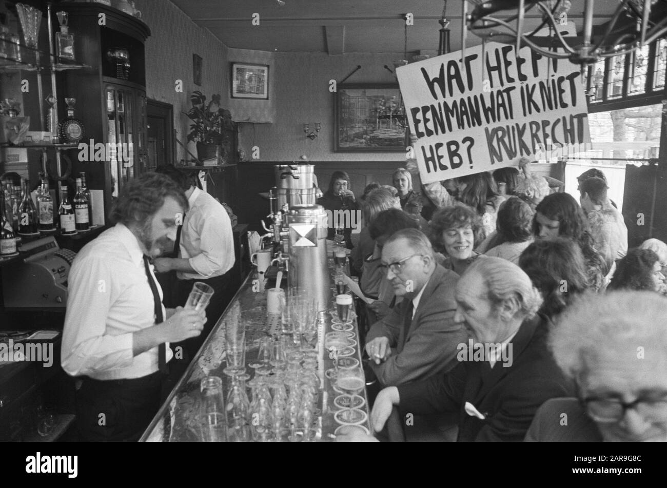 Donne occupano Cafe Mulder ad Amsterdam perché non sono autorizzati a sedersi al bar, con banner in caffetteria Data: 13 aprile 1973 Località: Amsterdam, Noord-Holland Parole Chiave: Occupazioni, caffè, banner, donne Foto Stock