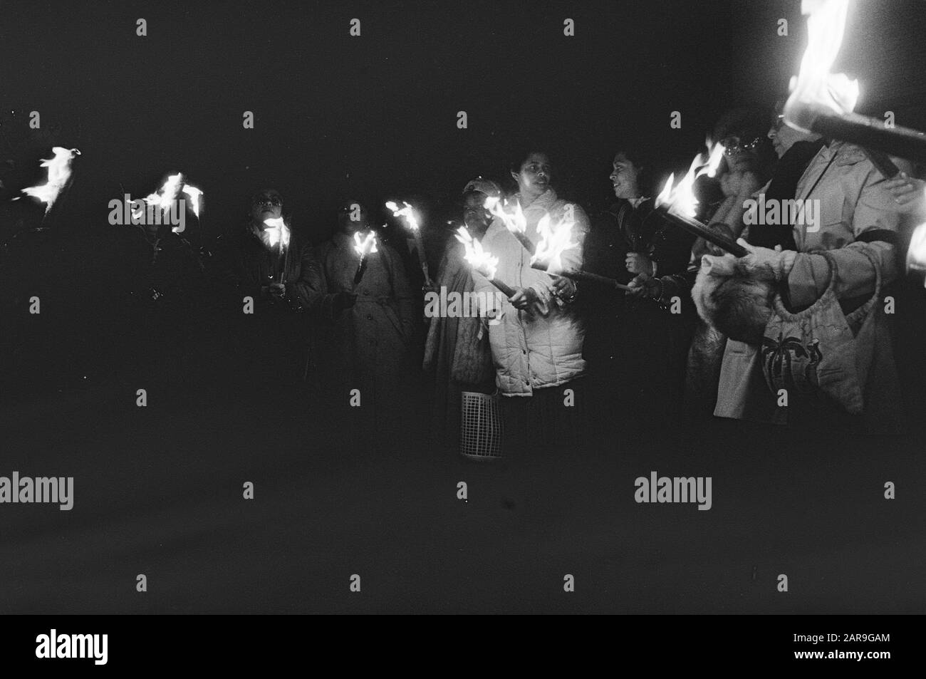 Donne Surinamesi che tengono un orologio di morte al consolato Donne con torce Data: 16 dicembre 1982 Parole Chiave: Consolati, compassione, omicidi politici Foto Stock