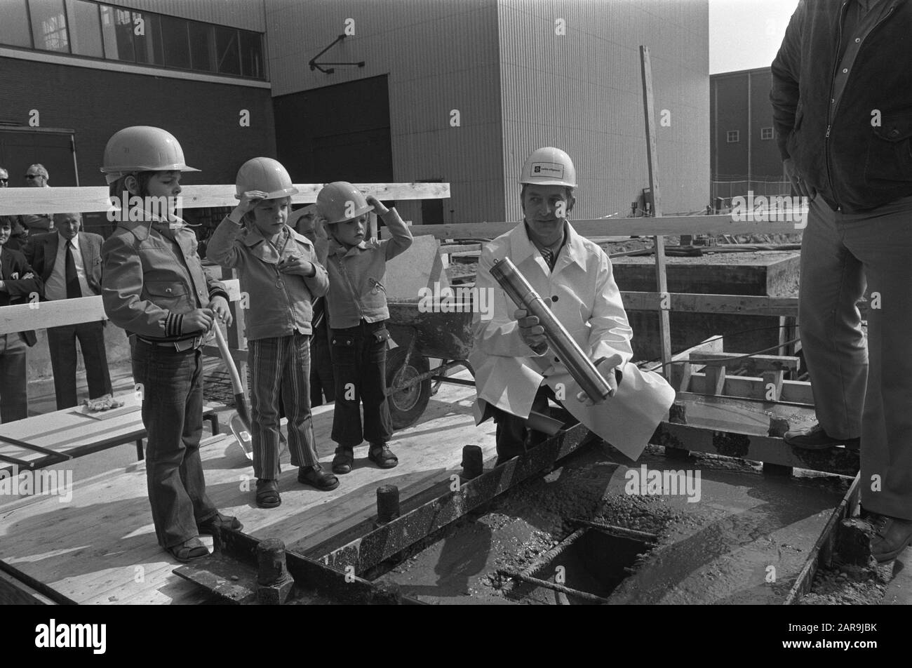 Alderman Van de Eyden rilascia il certificato per la costruzione della settima unità Central Hemweg; Van de Eyden e Sons luogo certificato Data: 15 maggio 1974 Parole Chiave: Certificati, aldermen Foto Stock