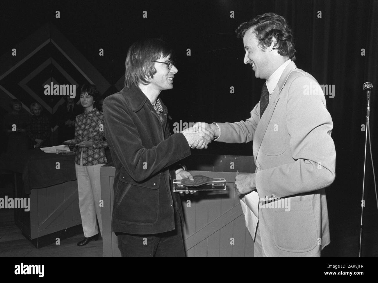 Settimana del libro per bambini aperta con l'incoronazione dei libri per bambini a Rotterdam; nr. 11 Thea Beckman (l) si congratula, nr. 14 Wim Hofman Data: 19 Ottobre 1974 Località: Rotterdam, Zuid-Holland Parole Chiave: Aperture Foto Stock