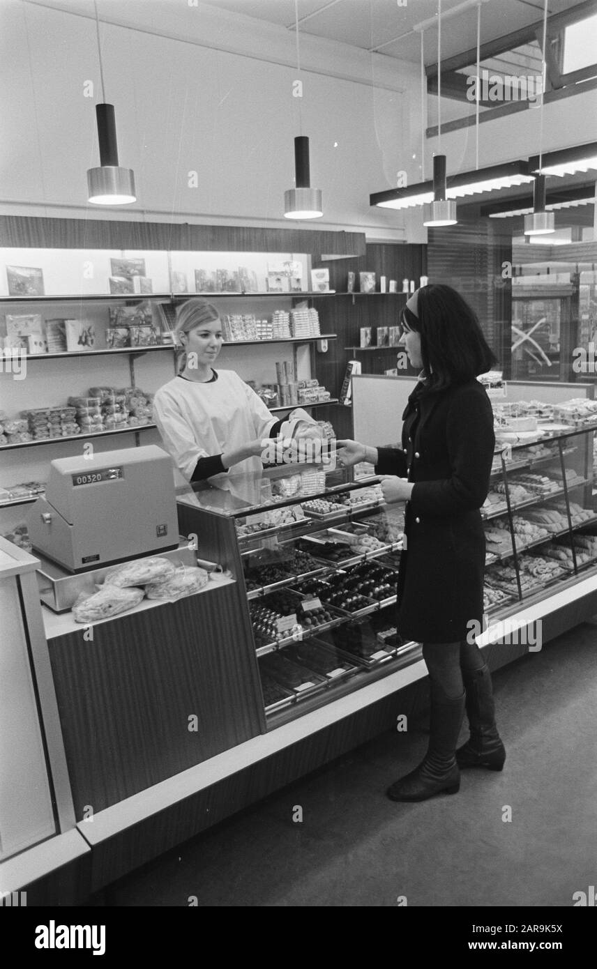 Shopping nel centro commerciale di Bijlmermeer Data: 6 gennaio 1969 Parole Chiave: Centri commerciali, negozi Foto Stock