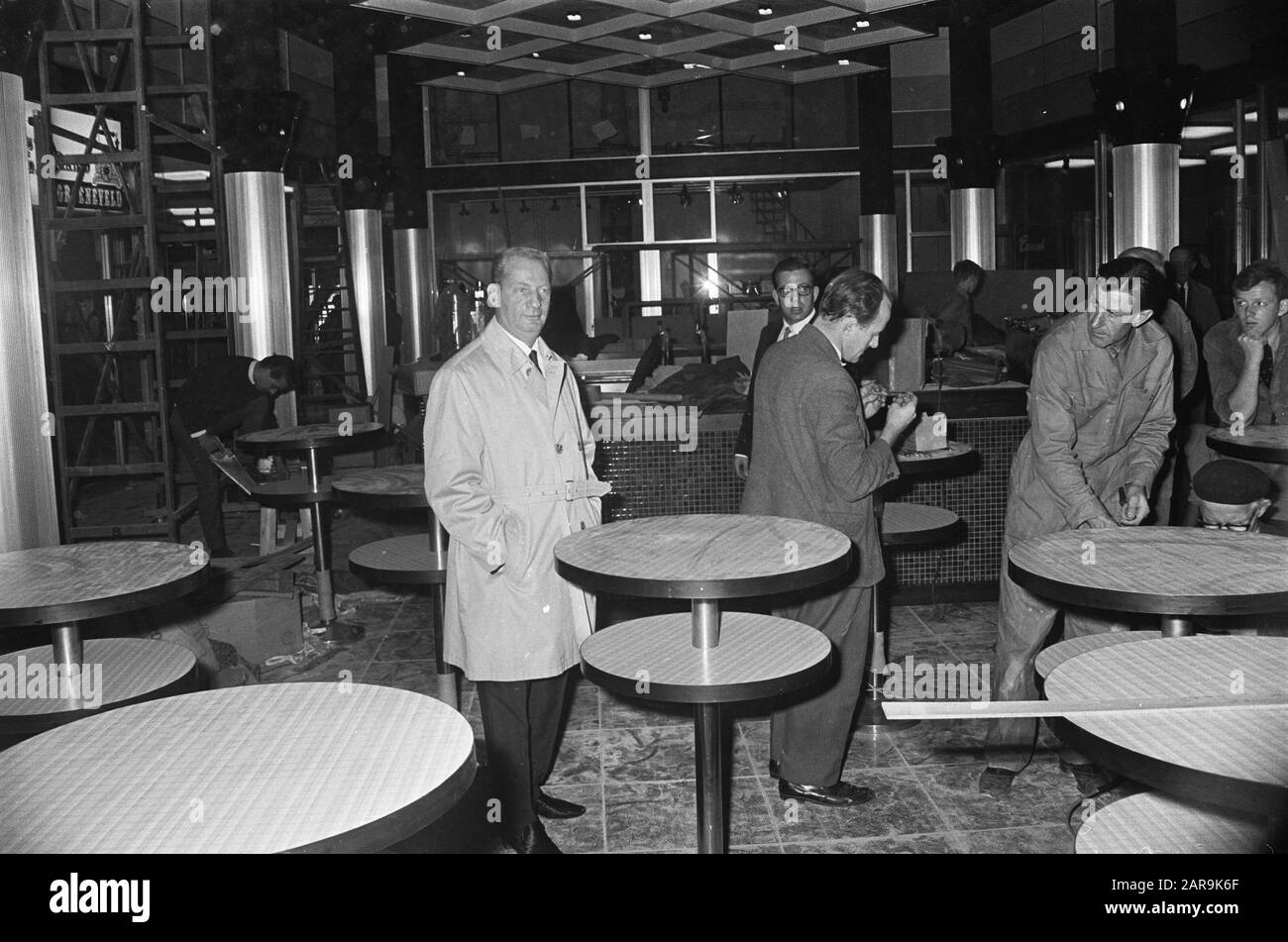 La galleria di negozi a Rembrandtsplein il prossimo venerdì. Iniziatore Caransa nella galleria Data: 18 ottobre 1967 Parole Chiave: Negozi, gallerie, aperture Nome personale: Caransa Foto Stock