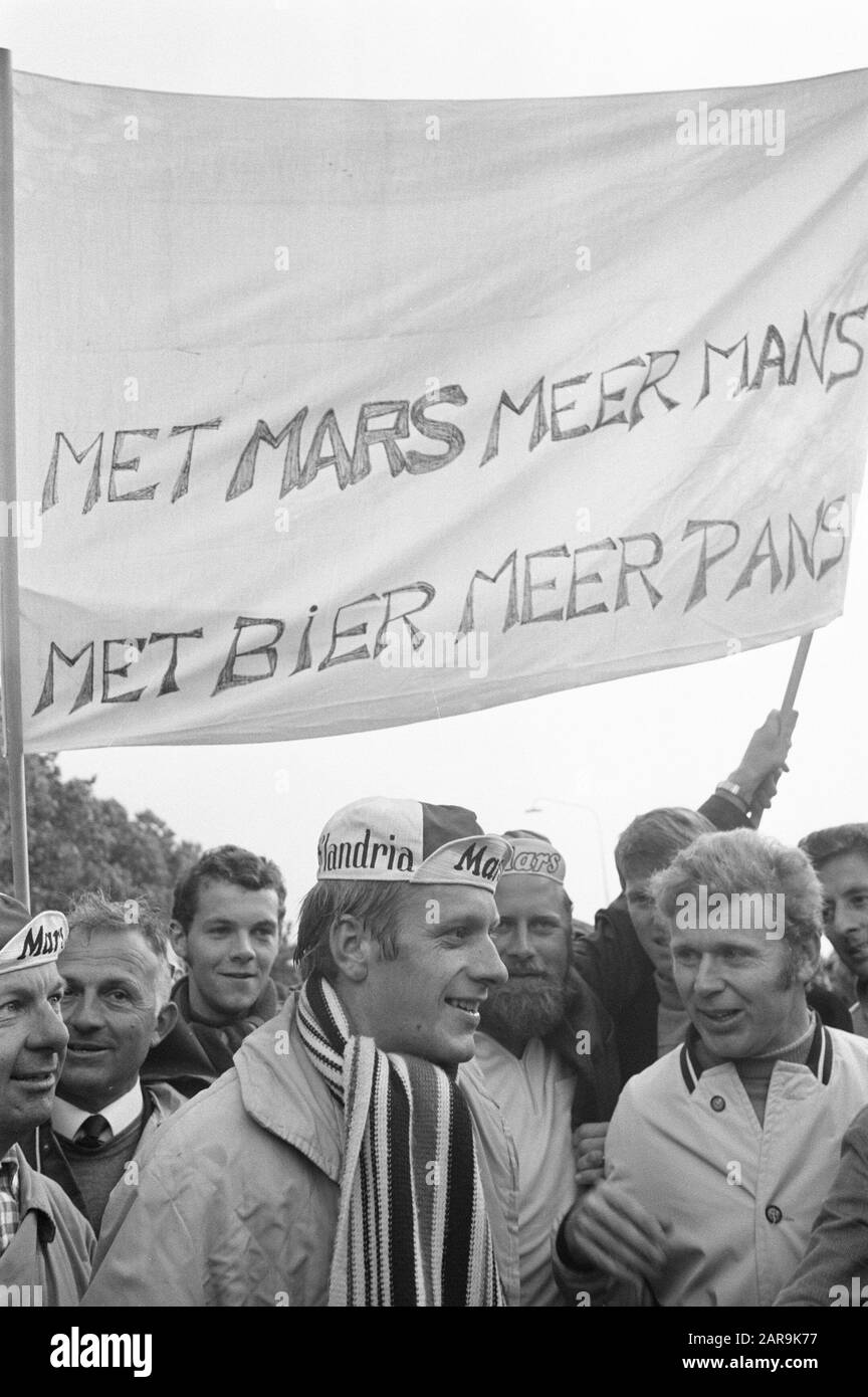 Campionati nazionali di strada in bicicletta per dilettanti 1971 Vincitore Jan Spetgens dopo il traguardo Data: 19 Giugno 1971 Località: Limburg, Valkenburg Parole Chiave: Champions, sport, competizioni, ciclismo Nome personale: Spetgens, Jan Foto Stock