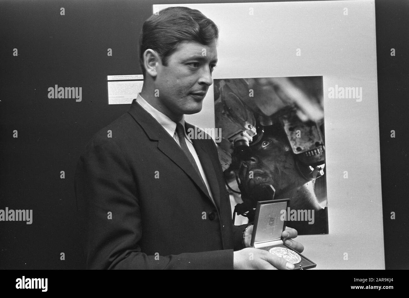 World Press Photo 1967 a l'Aia, vincitore Co Rentmeester con medaglia alla sua foto Data: 16 dicembre 1967 Località: L'Aia, Zuid-Holland Parole Chiave: Fotografi, fotografia, medaglie, corrispondenze Nome personale: Steward, Cor Foto Stock