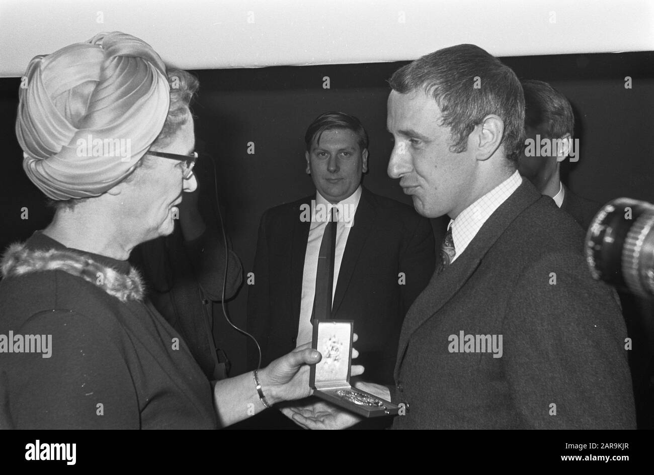 World Press Photo 1967 a l'Aia, vincitore Cor Rentmeester con medaglia alla sua foto Data: 16 dicembre 1967 Località: L'Aia, Zuid-Holland Parole Chiave: Foto, vincitori, fotografia, medaglie Nome personale: Medaglia Nome istituto: World Press Photo Foto Stock