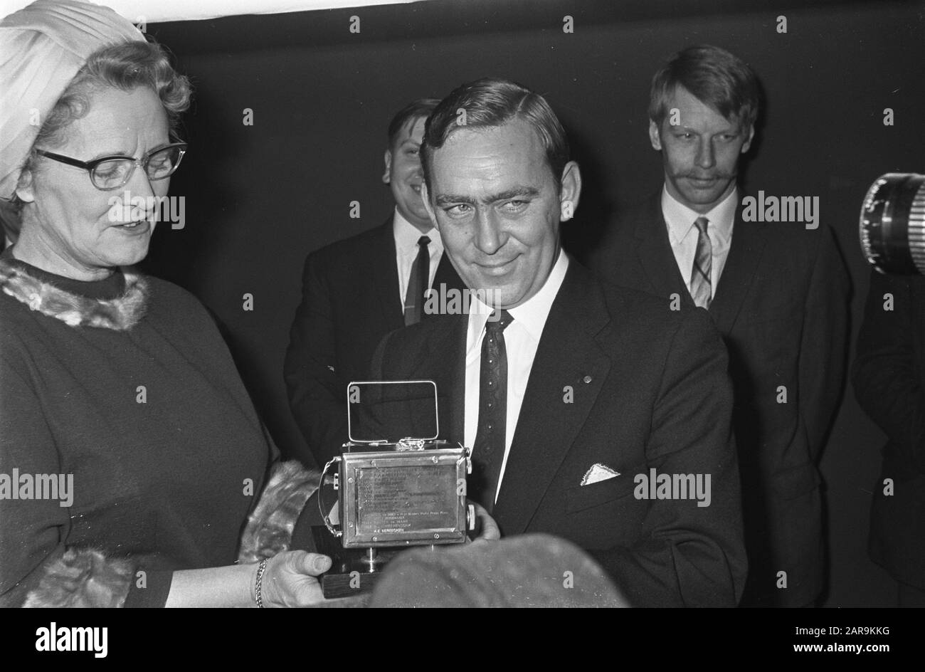 World Press Photo 1967 a l'Aia, vincitore Cor Rentmeester con medaglia alla sua foto Data: 16 dicembre 1967 Località: L'Aia, Zuid-Holland Parole Chiave: Foto, vincitori, fotografia, medaglie Nome personale: Medaglia Nome istituto: World Press Photo Foto Stock