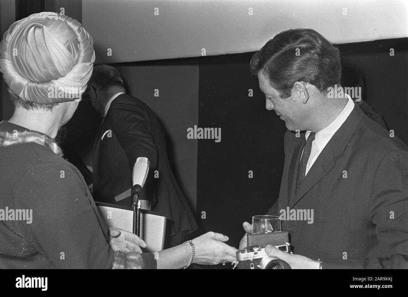 World Press Photo 1967 a l'Aia, vincitore Cor Rentmeester con medaglia alla sua foto Data: 16 dicembre 1967 Località: L'Aia, Zuid-Holland Parole Chiave: Foto, vincitori, fotografia, medaglie Nome personale: Medaglia Nome istituto: World Press Photo Foto Stock