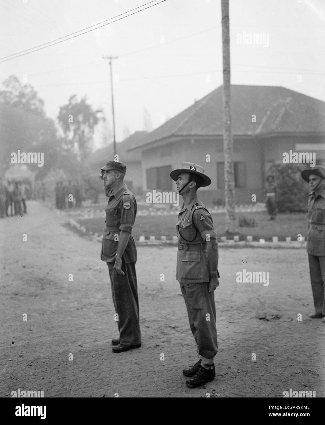 Y-Brigade a Palembangs. Sede Centrale. Cambio della Guardia sul Benteng. Il tenente colonnello W.C.A. van Beek porta un saluto militare, accanto a lui il comandante britannico Tenente Colonnello Wills della 4th Gurkha (Gorkha) Fucili Data: 29 ottobre 1949 luogo: Indonesia, Indie Orientali Olandesi, Palembangs, Sumatra Foto Stock
