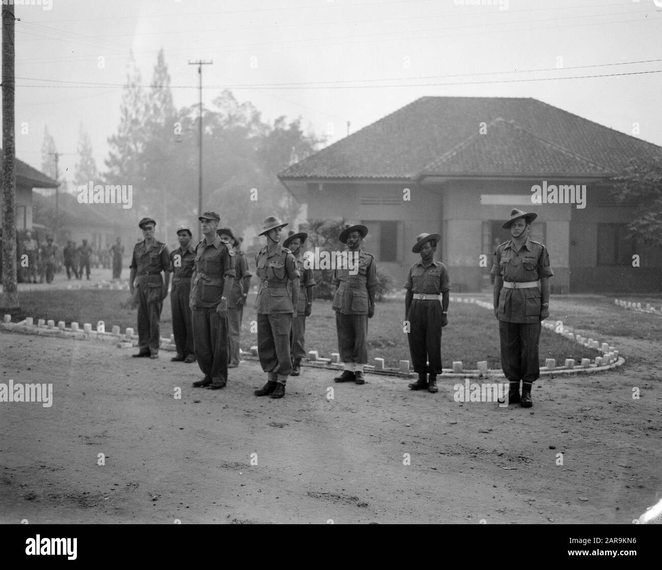 Viaggio in mare della Y-Brigade con la Boissevain da Bali a Palembangs (Sumatra) 2nd serie Y-Brigade a Palembangs. Sede Centrale. Cambio della Guardia sul Benteng. Comandante Britannico Tenente Colonnello Wills Di 4th Gurkha (Gorkha) Fucili E Tenente Colonnello W.c.a. Van Beek Data: 29 Ottobre 1946 Luogo: Indonesia, Indie Orientali Olandesi, Palembangs, Sumatra Foto Stock