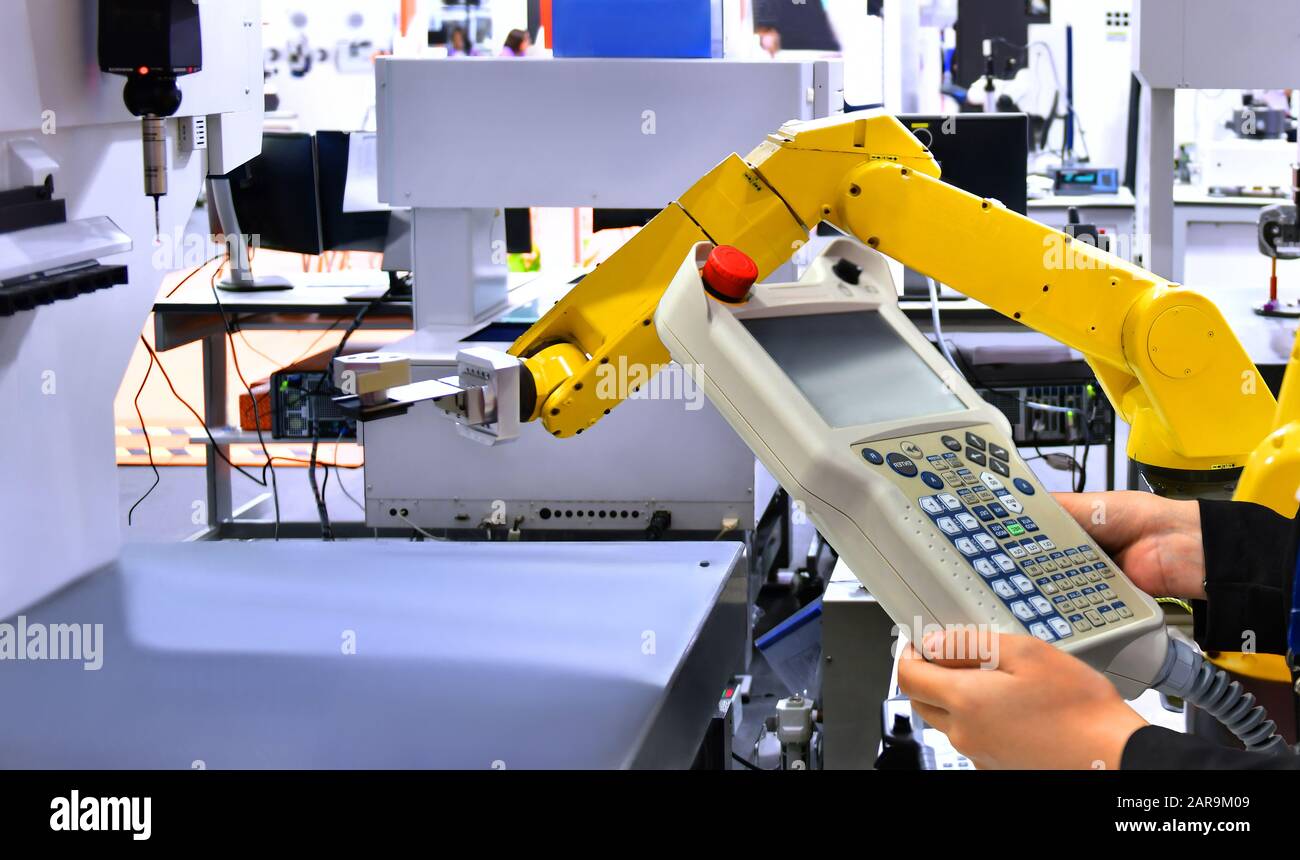 Controllo e controllo dell'automazione del sistema robot Moderno giallo in fabbrica, Industry Robot Concept . Foto Stock