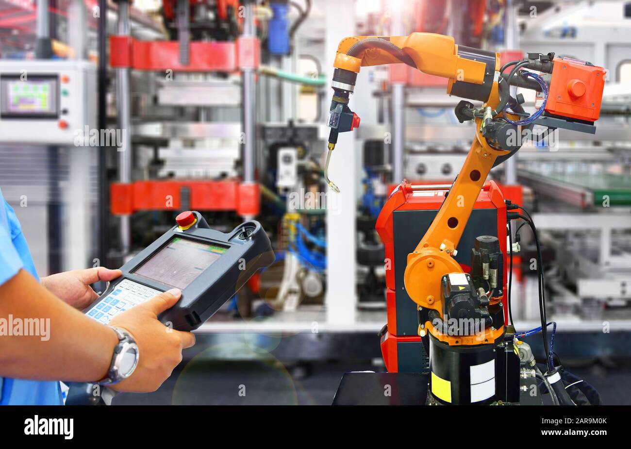 I progettisti controllano e controllano i moderni robot di saldatura per automazione di alta qualità ARM presso l'industria Foto Stock